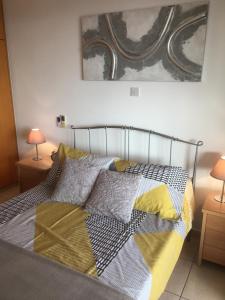 una camera con un letto con una coperta e due lampade di Peyia Paradise Apartment B102 a Peyia