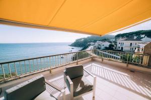 パラモスにあるAmazing penthouse at La Fosca beachの海の景色を望むバルコニー(椅子2脚付)