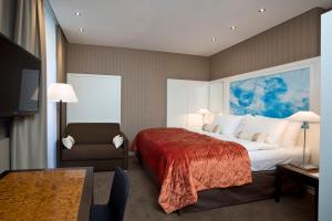 a hotel room with a bed and a desk at The Harmonie Vienna, BW Premier Collection in Vienna