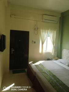 Giường trong phòng chung tại Supreme Hotel Yangon