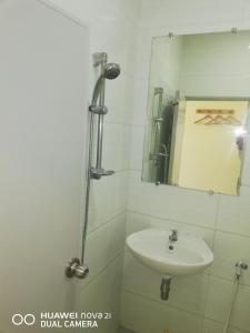Phòng tắm tại Supreme Hotel Yangon