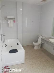 La salle de bains est pourvue d'une baignoire, de toilettes et d'un lavabo. dans l'établissement Supreme Hotel Yangon, à Yangon