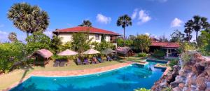 uma imagem de um resort com piscina em Dream Garden em Baía de Arugam