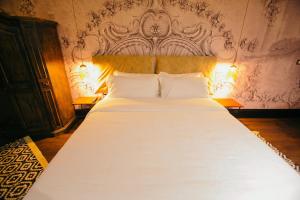 Postel nebo postele na pokoji v ubytování Cathedral Boutique Hotel