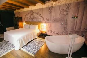 Postel nebo postele na pokoji v ubytování Cathedral Boutique Hotel
