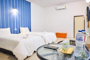 Een bed of bedden in een kamer bij Tree House Resort Betong