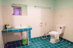La salle de bains est pourvue de toilettes et d'un lavabo. dans l'établissement Tree House Resort Betong, à Betong