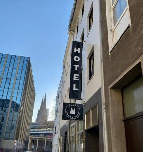 ein Schild an der Seite eines Gebäudes in der Unterkunft Hotel Domspitzen in Köln