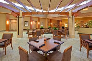 Holiday Inn Philadelphia South-Swedesboro, an IHG Hotel 레스토랑 또는 맛집