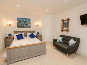 1 dormitorio con 1 cama y 1 silla en Blue Bay en Lynton