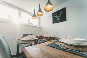 een eettafel met borden en kommen erop bij Mirador Apartments in Seefeld in Tirol
