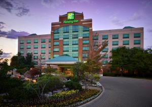 オークビルにあるHoliday Inn & Suites Oakville at Bronte by IHGのヒルトンインの看板が貼られたホテルの建物