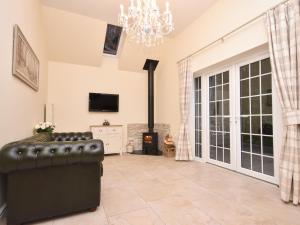 a living room with a couch and a fireplace at Lavender Cottage in York