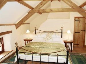 um quarto com uma cama grande num sótão em Panteurig Cottage em Goodwick