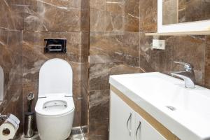 une salle de bains avec toilettes et lavabo dans l'établissement Sheriff Royal Suite, à Istanbul 17 autres photos