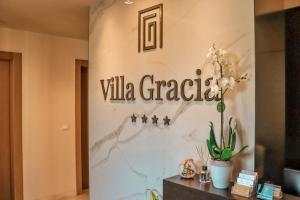 Hotel Villa Gracia في بودفا: لوبي بحائط مع لافته مكتوب عليها فيلا طقطقة