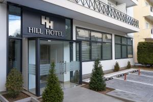 un bâtiment avec un panneau d'hôtel hili sur lui dans l'établissement HOTEL HILL, à Athènes