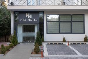 un bâtiment avec un panneau d'hôtel hili devant lui dans l'établissement HOTEL HILL, à Athènes