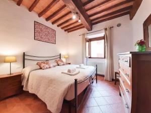 Un dormitorio con una cama grande en una habitación. en San Gimignano Apartments Chianti, en San Gimignano