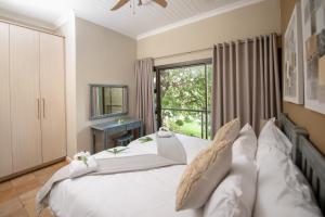 Кровать или кровати в номере Nkomazi Kruger Lodge & Spa