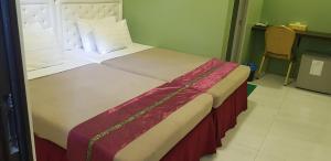 Giường trong phòng chung tại Supreme Hotel Yangon