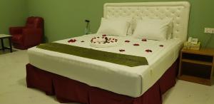 Giường trong phòng chung tại Supreme Hotel Yangon