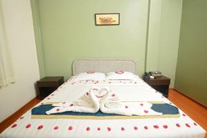 Giường trong phòng chung tại Supreme Hotel Yangon