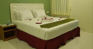 Giường trong phòng chung tại Supreme Hotel Yangon