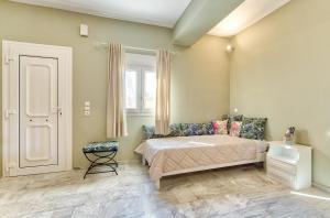 ヴァシリコスにあるAvesta Apartments - 200m from the beachのベッドと窓のある寝室