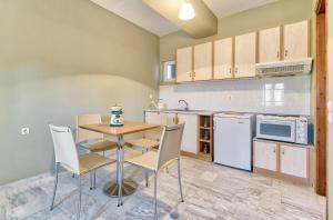 ヴァシリコスにあるAvesta Apartments - 200m from the beachの部屋にテーブルと椅子のあるキッチン