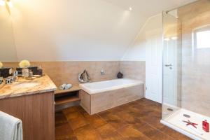 Koupelna v ubytování Ferienhaus Strandgut - Reetdachhaus in Strandnähe + 37 fotografií