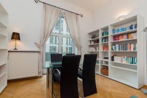 Knihovna v apartmánu