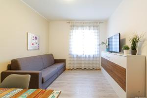 un soggiorno con divano e TV di Apartment Merano a Merano