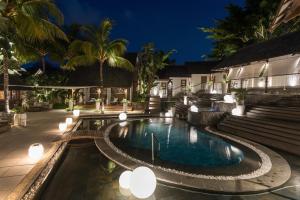 Bazén v ubytování Royal Palm Beachcomber Luxury nebo v jeho okolí