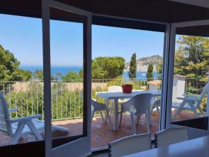 - une vue depuis le balcon d'une maison avec une table et des chaises dans l'établissement El Mirador Apartamento dúplex 3 hab con vistas excepcionales S1, à El Port de la Selva
