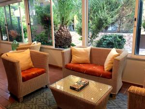 Area soggiorno di Caravel Hotel Apartments