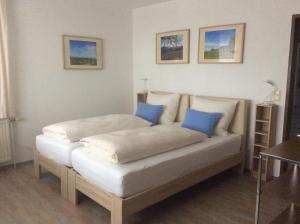 Ein Bett oder Betten in einem Zimmer der Unterkunft Ferienwohnungen Kössl