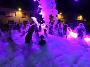 Un groupe de gens jouant dans une fête de glace dans l'établissement Belle villa climatisée 5 couchages belle terrasse ombragée parking dans résidence sécurisée piscine commune à 400m de la mer LRJP23, à Portiragnes