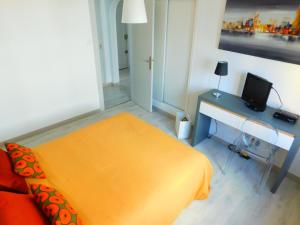 A bed or beds in a room at GMID IMMO Apartamento con gran terraza con vistas al mar en Roses