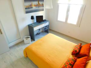 A television and/or entertainment centre at GMID IMMO Apartamento con gran terraza con vistas al mar en Roses