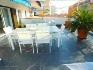 A balcony or terrace at GMID IMMO Apartamento con gran terraza con vistas al mar en Roses