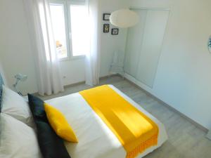 A bed or beds in a room at GMID IMMO Apartamento con gran terraza con vistas al mar en Roses