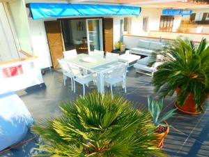 A balcony or terrace at GMID IMMO Apartamento con gran terraza con vistas al mar en Roses