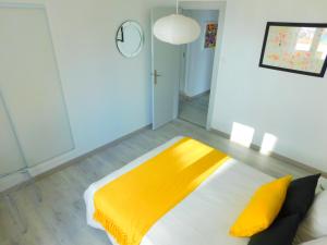 A bed or beds in a room at GMID IMMO Apartamento con gran terraza con vistas al mar en Roses