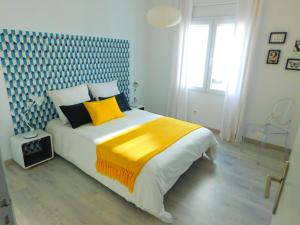 A bed or beds in a room at GMID IMMO Apartamento con gran terraza con vistas al mar en Roses
