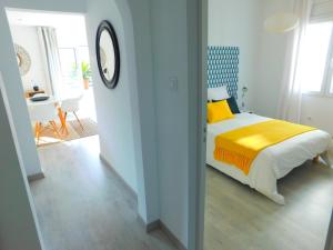 A bed or beds in a room at GMID IMMO Apartamento con gran terraza con vistas al mar en Roses