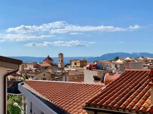 uma vista para uma cidade a partir dos telhados dos edifícios em A Casa di Nonno Dorgali em Dorgali