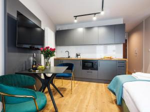 Kuchnia lub aneks kuchenny w obiekcie Aparthotel Inspire Miodova Residence
