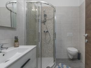 Koupelna v ubytování Apartment Monika with private pool in Porec