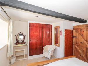A bed or beds in a room at Combe Cottage